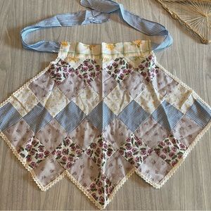 STUNNING hand sewn / quilted 1940s-60s vintage half apron!